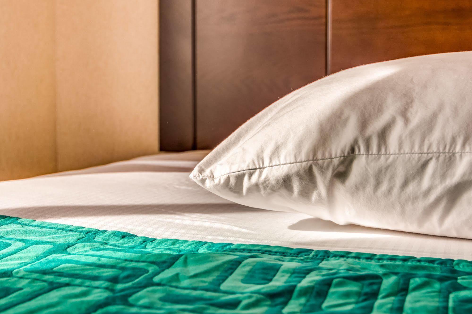 Howard Johnson By Wyndham Vancouver Hotel & Suites ภายนอก รูปภาพ